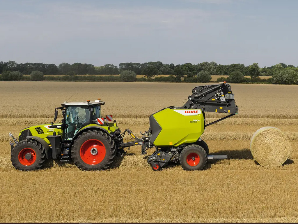 Moderner deutscher Traktor auf landwirtschaftlichem Feld